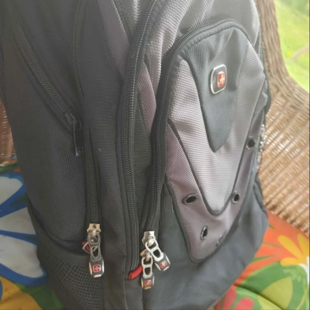 SwissGear Black and Gray Sporty Backpack with Modern Design, NWOT